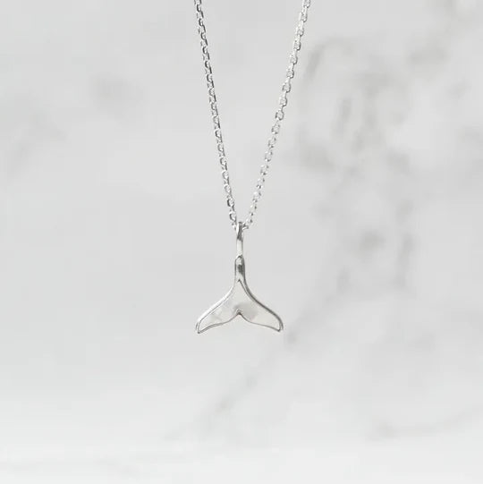 母貝鯨尾項鍊,天然白蝶貝虹彩光澤,925 純銀鍍鉑金設計,海洋意象項鍊