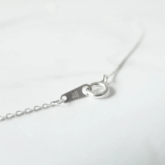 以柔和水滴輪廓為靈感設計的極簡風格項鍊，線條流暢、比例俐落，呈現出低調卻耐看的優雅氣質。