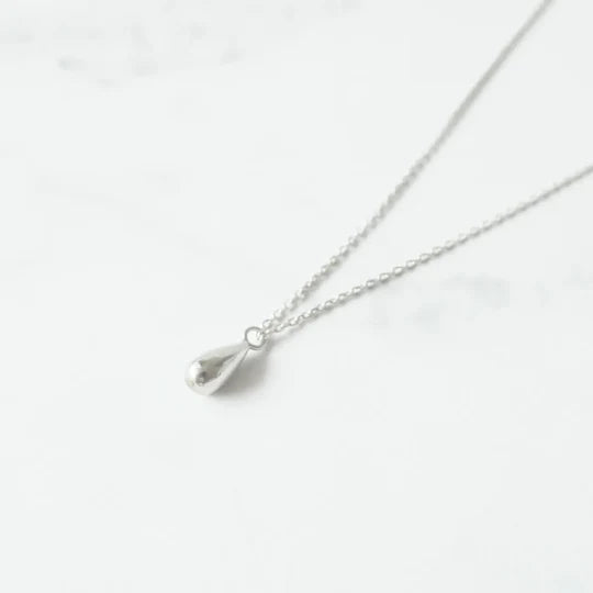 以柔和水滴輪廓為靈感設計的極簡風格項鍊，線條流暢、比例俐落，呈現出低調卻耐看的優雅氣質。