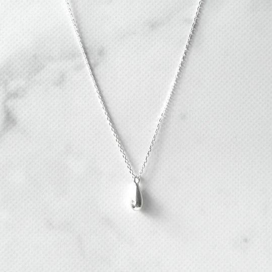 以柔和水滴輪廓為靈感設計的極簡風格項鍊，線條流暢、比例俐落，呈現出低調卻耐看的優雅氣質。