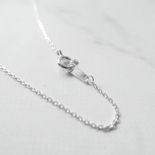 以柔和水滴輪廓為靈感設計的極簡風格項鍊，線條流暢、比例俐落，呈現出低調卻耐看的優雅氣質。