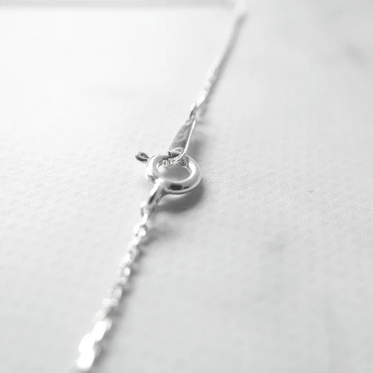以柔和水滴輪廓為靈感設計的極簡風格項鍊，線條流暢、比例俐落，呈現出低調卻耐看的優雅氣質。