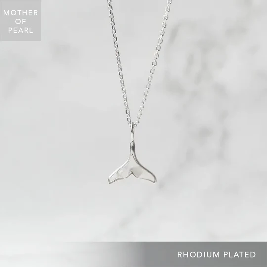 母貝鯨尾項鍊，天然白蝶貝虹彩光澤，925 純銀鍍鉑金設計，海洋意象項鍊