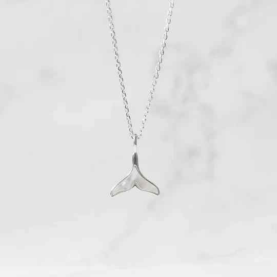 母貝鯨尾項鍊，天然白蝶貝虹彩光澤，925 純銀鍍鉑金設計，海洋意象項鍊