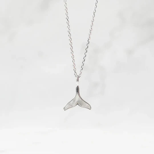 母貝鯨尾項鍊，天然白蝶貝虹彩光澤，925 純銀鍍鉑金設計，海洋意象項鍊