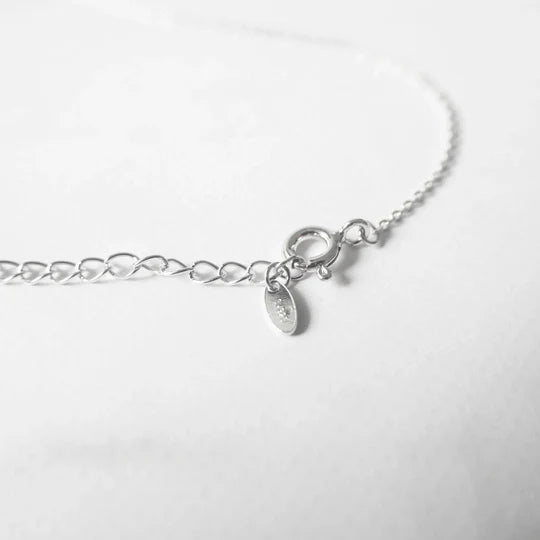 母貝鯨尾項鍊，天然白蝶貝虹彩光澤，925 純銀鍍鉑金設計，海洋意象項鍊