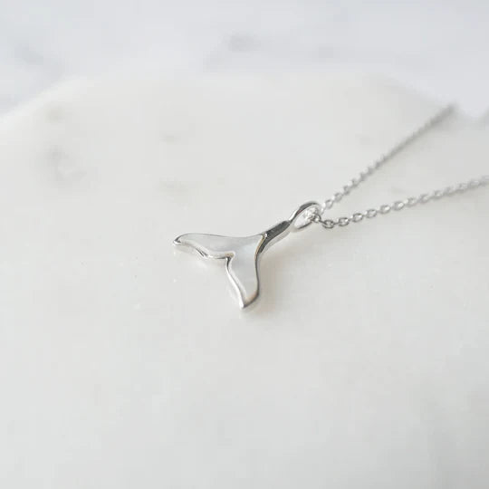 母貝鯨尾項鍊，天然白蝶貝虹彩光澤，925 純銀鍍鉑金設計，海洋意象項鍊