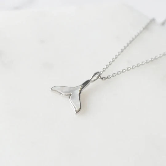 母貝鯨尾項鍊，天然白蝶貝虹彩光澤，925 純銀鍍鉑金設計，海洋意象項鍊