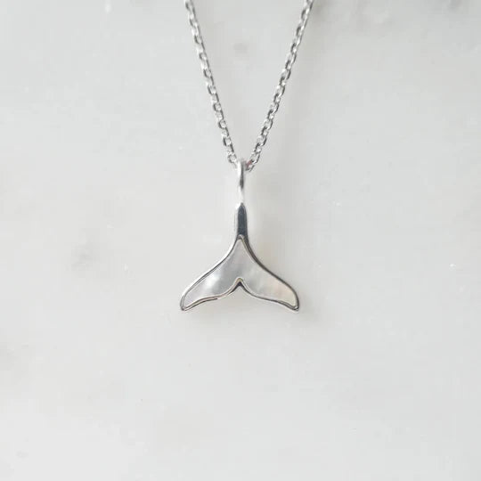 母貝鯨尾項鍊，天然白蝶貝虹彩光澤，925 純銀鍍鉑金設計，海洋意象項鍊