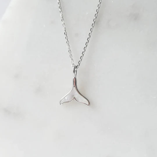 母貝鯨尾項鍊，天然白蝶貝虹彩光澤，925 純銀鍍鉑金設計，海洋意象項鍊