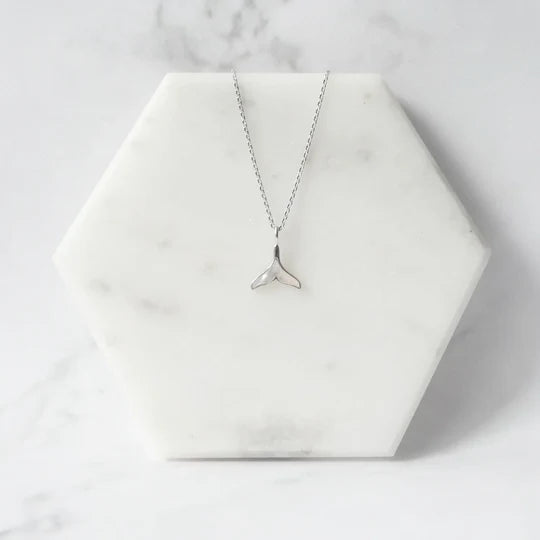 母貝鯨尾項鍊，天然白蝶貝虹彩光澤，925 純銀鍍鉑金設計，海洋意象項鍊