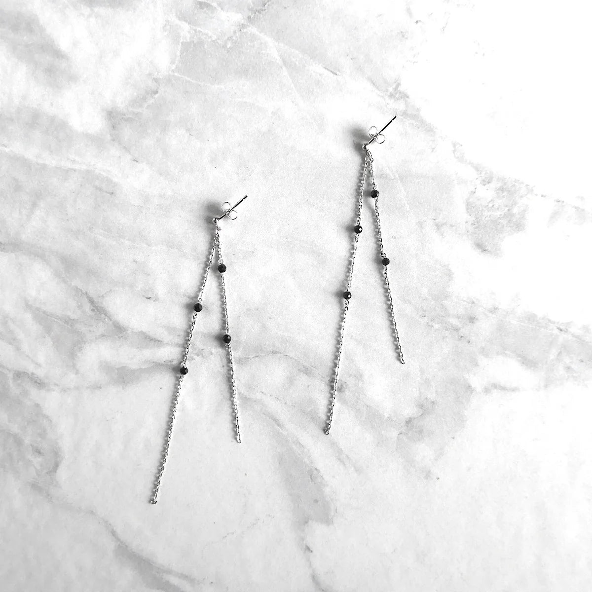 黑瑪瑙垂墜耳針（925 純銀・14K 白金鍍層・黑瑪瑙）