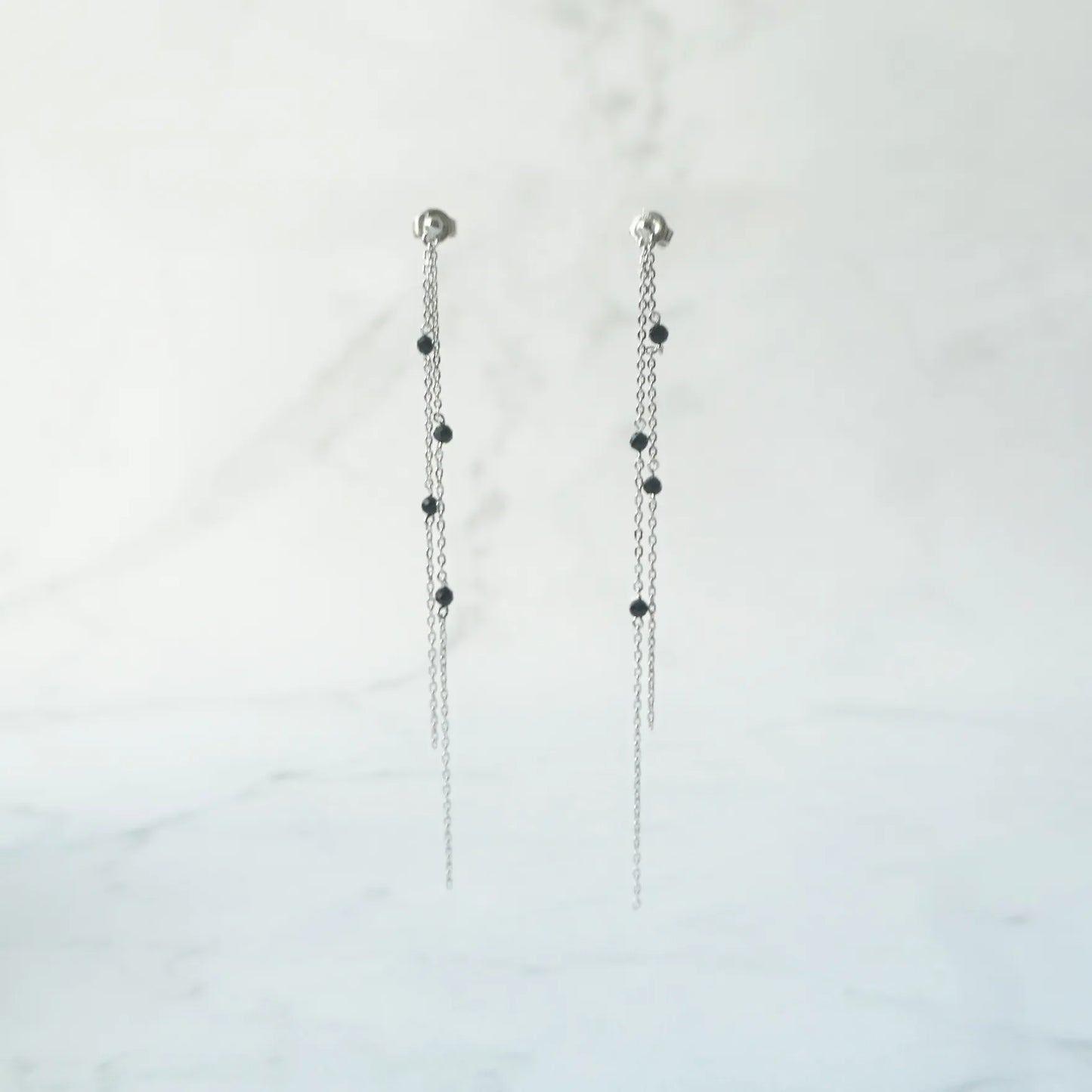 黑瑪瑙垂墜耳針（925 純銀・14K 白金鍍層・黑瑪瑙）