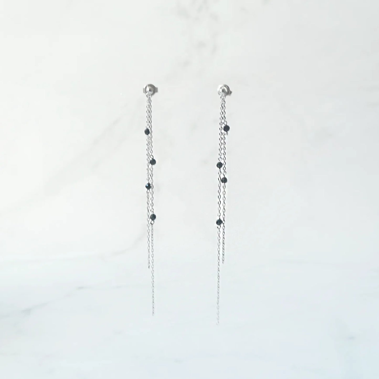 黑瑪瑙垂墜耳針（925 純銀・14K 白金鍍層・黑瑪瑙）