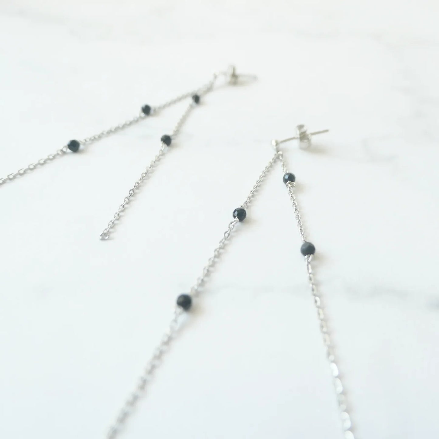 黑瑪瑙垂墜耳針（925 純銀・14K 白金鍍層・黑瑪瑙）