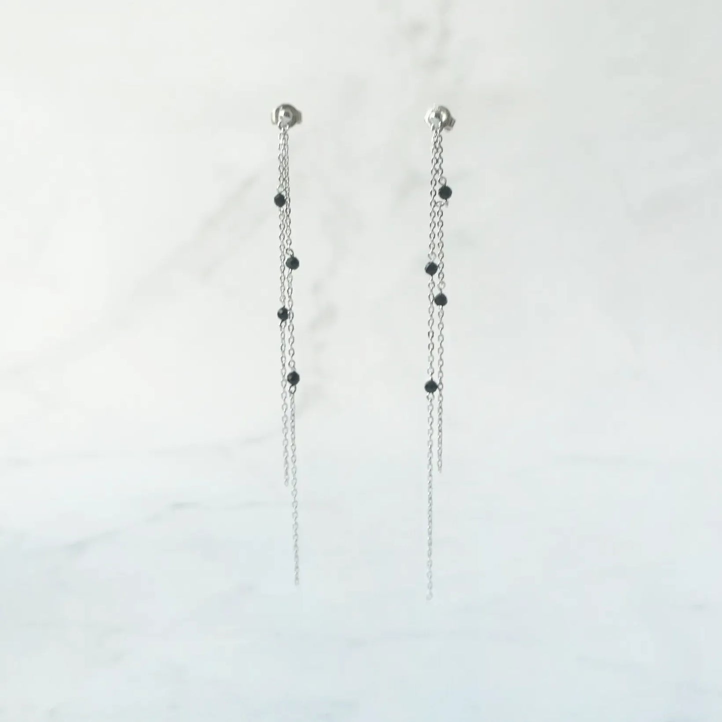 黑瑪瑙垂墜耳針（925 純銀・14K 白金鍍層・黑瑪瑙）