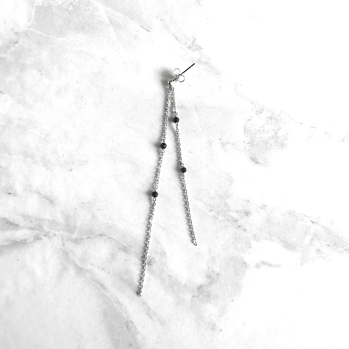 黑瑪瑙垂墜耳針（925 純銀・14K 白金鍍層・黑瑪瑙）