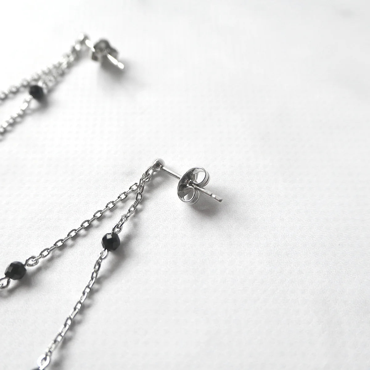 黑瑪瑙垂墜耳針（925 純銀・14K 白金鍍層・黑瑪瑙）