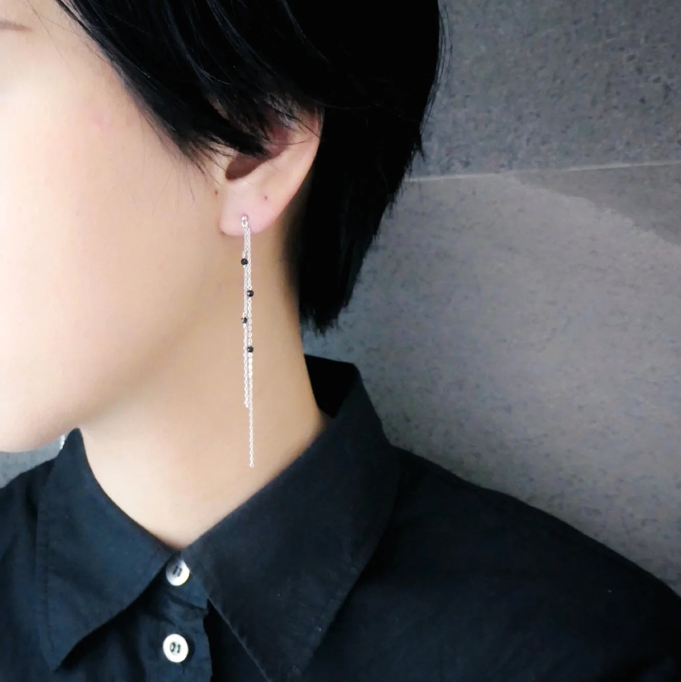 黑瑪瑙垂墜耳針（925 純銀・14K 白金鍍層・黑瑪瑙）