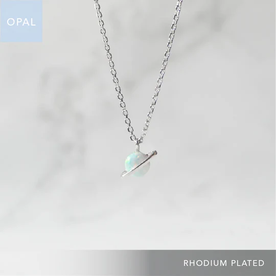 蛋白石行星項鍊，天然蛋白石虹彩遊色，925 純銀鍍鉑金設計，行星造型項鍊