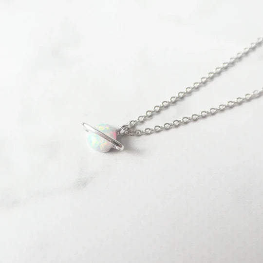 蛋白石行星項鍊，天然蛋白石虹彩遊色，925 純銀鍍鉑金設計，行星造型項鍊