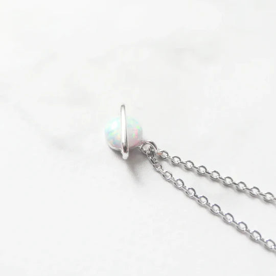 蛋白石行星項鍊，天然蛋白石虹彩遊色，925 純銀鍍鉑金設計，行星造型項鍊