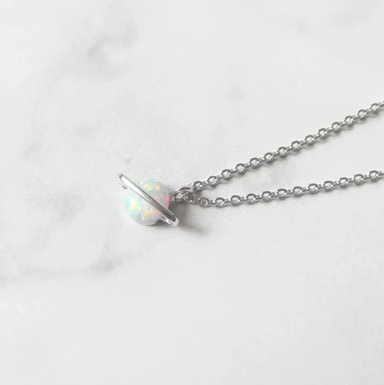 蛋白石行星項鍊，天然蛋白石虹彩遊色，925 純銀鍍鉑金設計，行星造型項鍊
