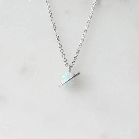 蛋白石行星項鍊，天然蛋白石虹彩遊色，925 純銀鍍鉑金設計，行星造型項鍊