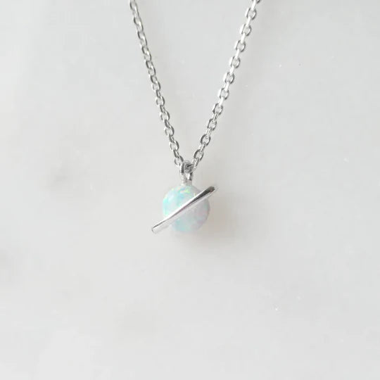 蛋白石行星項鍊，天然蛋白石虹彩遊色，925 純銀鍍鉑金設計，行星造型項鍊