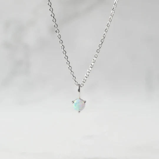 天然蛋白石單鑽項鍊，展現虹彩遊色效果，925 純銀鍍鉑金設計，適合日常與疊戴配戴