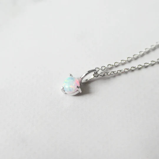天然蛋白石單鑽項鍊，展現虹彩遊色效果，925 純銀鍍鉑金設計，適合日常與疊戴配戴