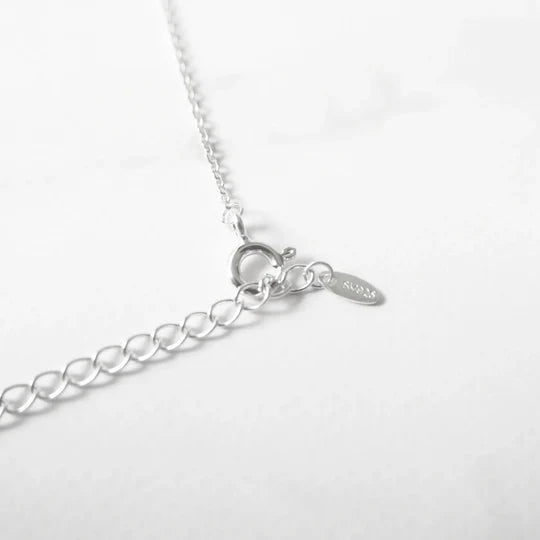 天然蛋白石單鑽項鍊，展現虹彩遊色效果，925 純銀鍍鉑金設計，適合日常與疊戴配戴