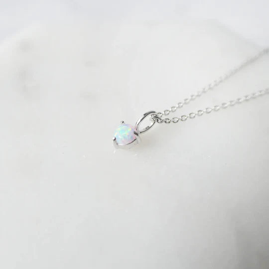 天然蛋白石單鑽項鍊，展現虹彩遊色效果，925 純銀鍍鉑金設計，適合日常與疊戴配戴
