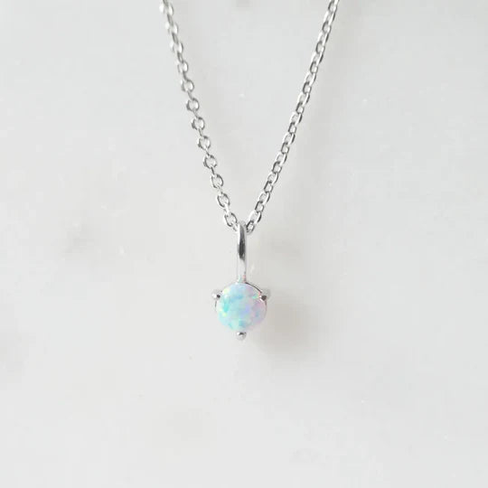 天然蛋白石單鑽項鍊，展現虹彩遊色效果，925 純銀鍍鉑金設計，適合日常與疊戴配戴