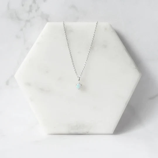 天然蛋白石單鑽項鍊，展現虹彩遊色效果，925 純銀鍍鉑金設計，適合日常與疊戴配戴