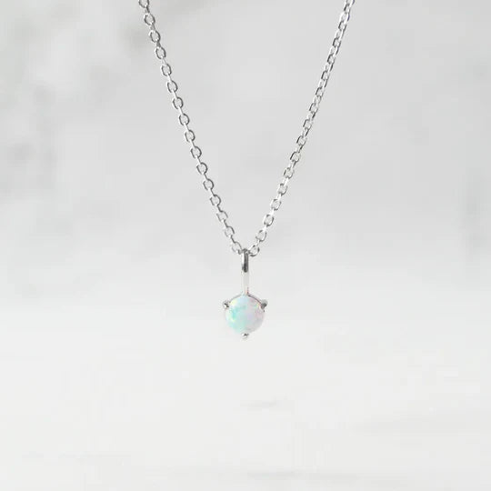 天然蛋白石單鑽項鍊，展現虹彩遊色效果，925 純銀鍍鉑金設計，適合日常與疊戴配戴