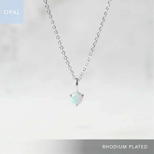 天然蛋白石單鑽項鍊，展現虹彩遊色效果，925 純銀鍍鉑金設計，適合日常與疊戴配戴