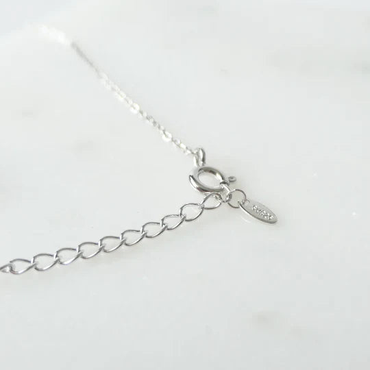 天然蛋白石項鍊，虹彩遊色效果，925 純銀鍍鉑金設計，簡約細鍊項鍊