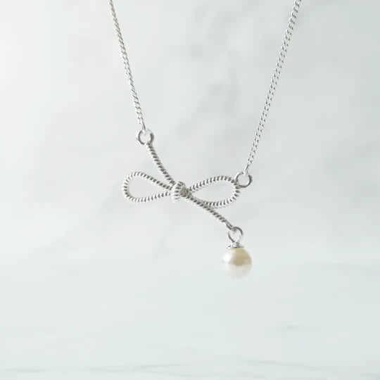 緞帶珍珠吊墜項鍊，925 純銀設計，小顆珍珠點綴，優雅緞帶造型項鍊
