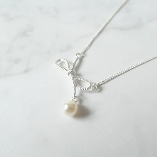 緞帶珍珠吊墜項鍊，925 純銀設計，小顆珍珠點綴，優雅緞帶造型項鍊