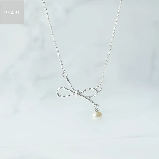 緞帶珍珠吊墜項鍊，925 純銀設計，小顆珍珠點綴，優雅緞帶造型項鍊