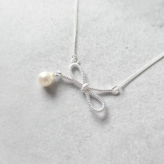 緞帶珍珠吊墜項鍊，925 純銀設計，小顆珍珠點綴，優雅緞帶造型項鍊