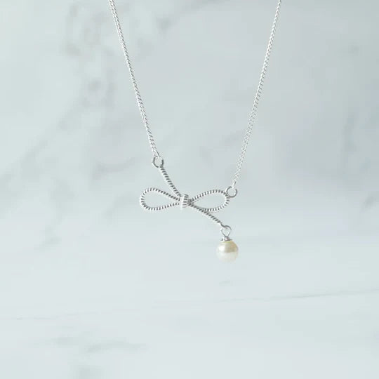 緞帶珍珠吊墜項鍊，925 純銀設計，小顆珍珠點綴，優雅緞帶造型項鍊