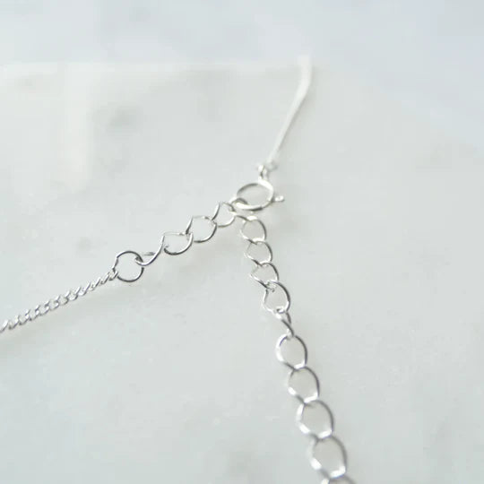 緞帶珍珠吊墜項鍊，925 純銀設計，小顆珍珠點綴，優雅緞帶造型項鍊