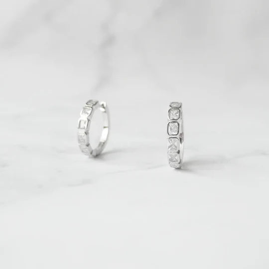 方形切割鋯石圈式耳環，幾何排列光澤設計，925 純銀鍍鉑金耳環
