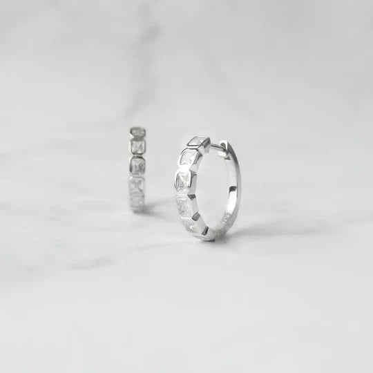 方形切割鋯石圈式耳環，幾何排列光澤設計，925 純銀鍍鉑金耳環