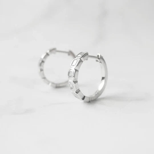 方形切割鋯石圈式耳環，幾何排列光澤設計，925 純銀鍍鉑金耳環