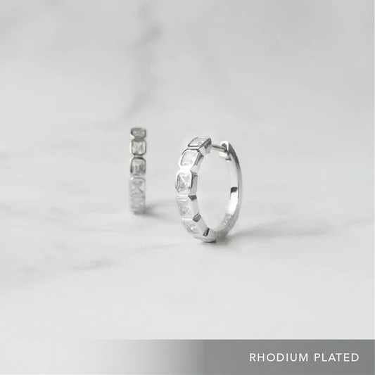 方形切割鋯石圈式耳環，幾何排列光澤設計，925 純銀鍍鉑金耳環