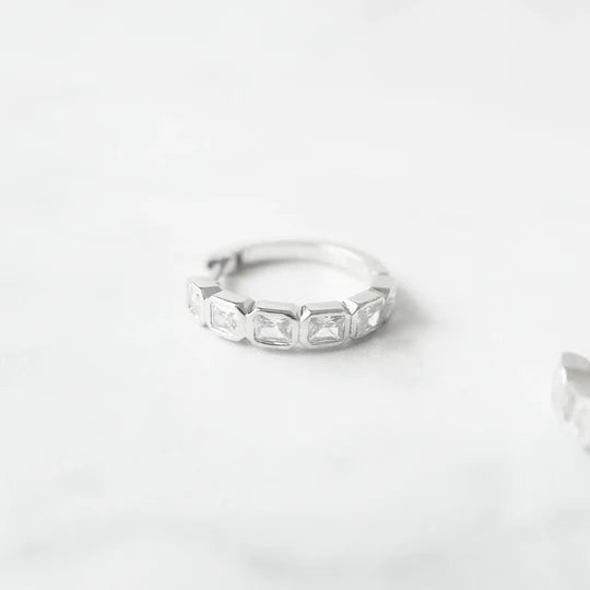 方形切割鋯石圈式耳環，幾何排列光澤設計，925 純銀鍍鉑金耳環