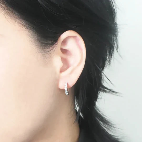 方形切割鋯石圈式耳環，幾何排列光澤設計，925 純銀鍍鉑金耳環